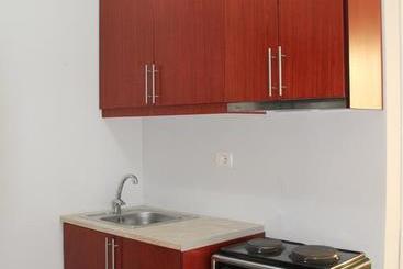 هتل Relax Apartments Ksamil
