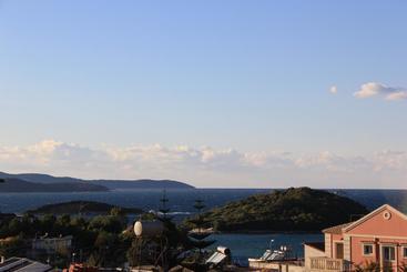 هتل Relax Apartments Ksamil