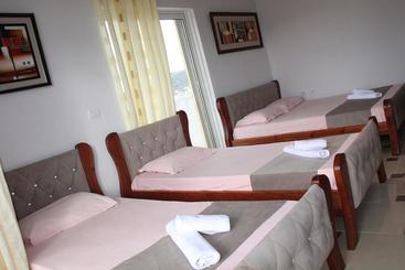 هتل Relax Apartments Ksamil
