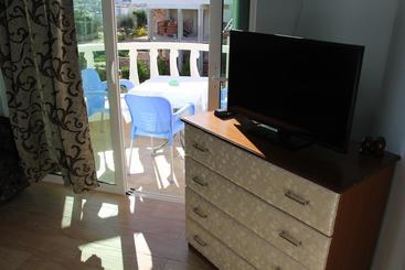 هتل Relax Apartments Ksamil