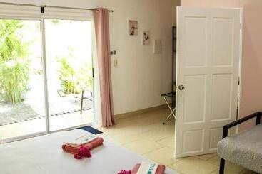 تختخواب و صبحانه Tee K Lodge Tamarindo