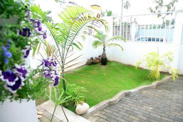 هتل Rohini Residence