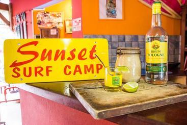 هاستل Sunset Surf Camp