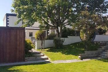 تختخواب و صبحانه The Glenerne Guest House