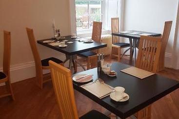 تختخواب و صبحانه The Glenerne Guest House