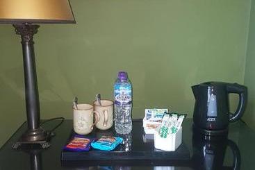 تختخواب و صبحانه The Glenerne Guest House