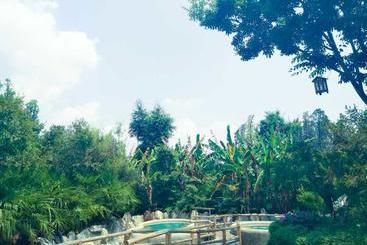 هتل Chinese Yew Lake