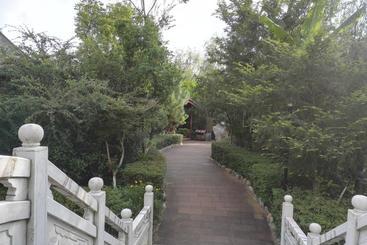 هتل Chinese Yew Lake