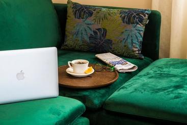 Maxuite Hotel In Home