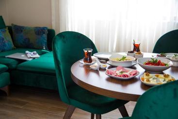 Maxuite Hotel In Home
