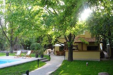 هتل Postales Green Aparts   Chacras De Coria