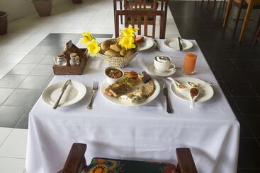 استراحتگاه Antonio Beach Hotel And Spa
