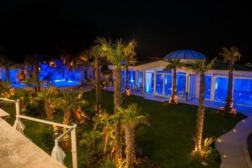 هتل Kristall E Giardini Dell'eden