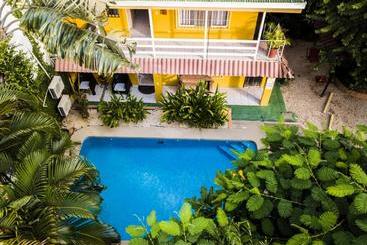 تختخواب و صبحانه Laura S House
