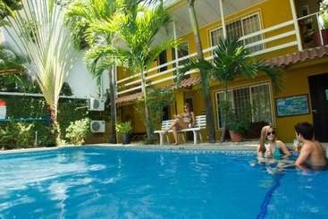 تختخواب و صبحانه Laura S House