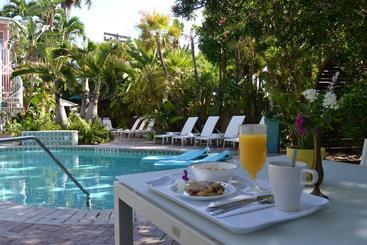 هتل Lush Royale a North Beach Village Resort - Gay Men Only