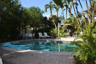 هتل Lush Royale a North Beach Village Resort - Gay Men Only