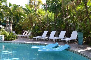 هتل Lush Royale a North Beach Village Resort - Gay Men Only
