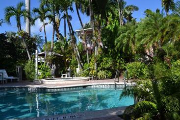هتل Lush Royale a North Beach Village Resort - Gay Men Only