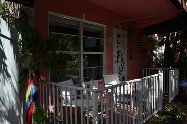 هتل Lush Royale a North Beach Village Resort - Gay Men Only