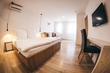 تختخواب و صبحانه City Apartment One