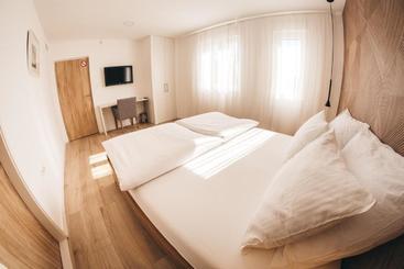 تختخواب و صبحانه City Apartment One