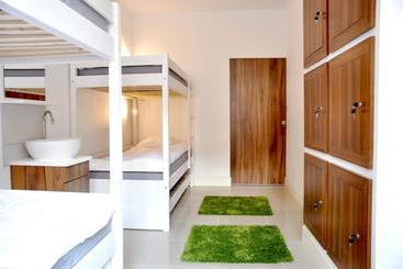 هتل Midtown Hostel