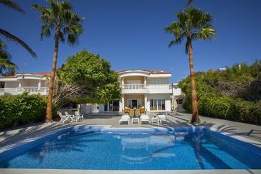Sunset Beachfront Villa Meneou