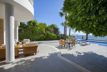 Sunset Beachfront Villa Meneou