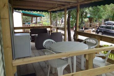 בית מלון כפרי 3 Bedroom Chalets Camping Leï Suves   Joycasa