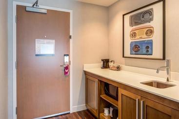 هتل Hampton Inn & Suites Boston/waltham