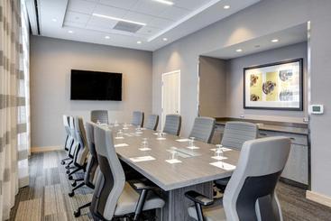 هتل Hampton Inn & Suites Boston/waltham