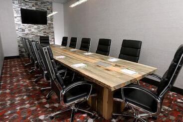 هتل Holiday Inn & Suites Sioux Falls   Airport, An Ihg