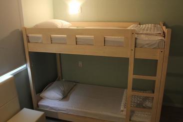 Hi & J Guesthouse  Hostel