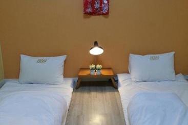 Hi & J Guesthouse  Hostel