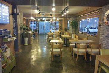 Hi & J Guesthouse  Hostel