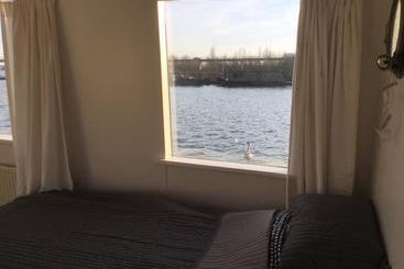 تختخواب و صبحانه The Island Houseboat