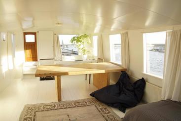 تختخواب و صبحانه The Island Houseboat