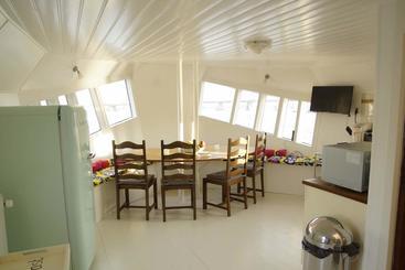 تختخواب و صبحانه The Island Houseboat
