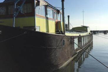 تختخواب و صبحانه The Island Houseboat
