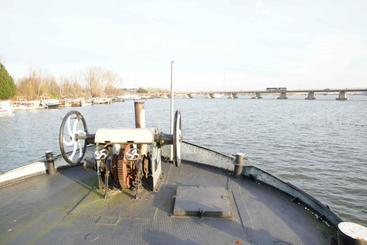 تختخواب و صبحانه The Island Houseboat