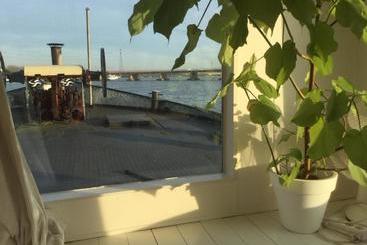 تختخواب و صبحانه The Island Houseboat