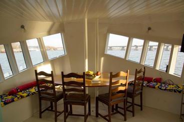 تختخواب و صبحانه The Island Houseboat
