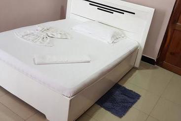 هتل B10 Airport Lodge