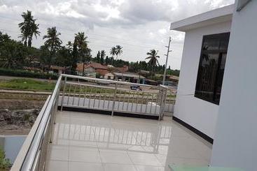هتل B10 Airport Lodge