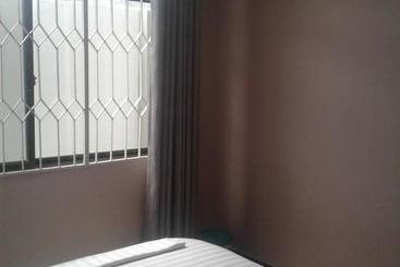 هتل B10 Airport Lodge