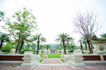 هتل Xishuangbanna Yajule City Golf