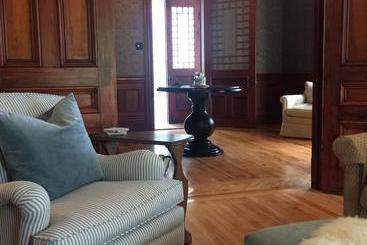 تختخواب و صبحانه The Library Inn