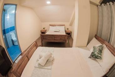 تختخواب و صبحانه The Half House By Elmar Cabin