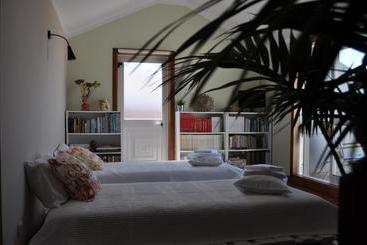 تختخواب و صبحانه Sun & Sand Guesthouse